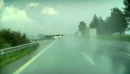 Adanada panelvan araç takla attı