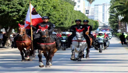Adanada polis korteji nefes kesti