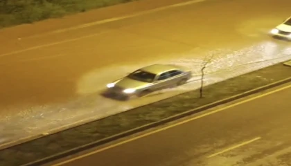 Adanada şiddetli yağmur cadde ve sokakları göle çevirdi