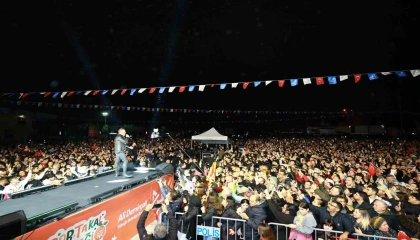 Adanada yağmur altında Haluk Levent coşkusu