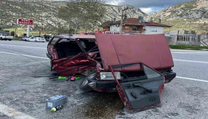 Aksekide iki otomobil çarpıştı: 3 yaralı