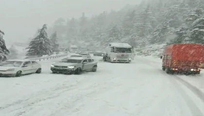 Alacabelde nisan ayında kar sürprizi, sürücüler zor anlar yaşadı