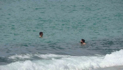Alanyada erken yaz görüntüleri: 21 dereceyi gören denize koştu