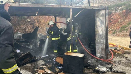 Alanyada işçilerin kaldığı konteyner alevlere teslim oldu