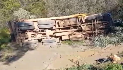 Alanyada kamyon şarampole devrildi sürücü hayatını kaybetti