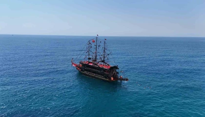 Alanyada yaz erken geldi, yerli ve yabancı turistler sahile koştu