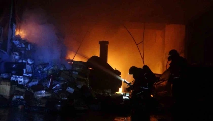 Alevlerin sardığı işyerindeki araçları kurtarmak için seferber oldular