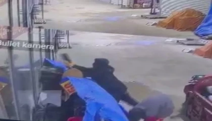 Alışveriş yaparcasına numaralarına bakarak 50 bin TLlik ayakkabıları çaldılar