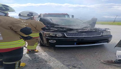 Altınözüde cipin motoru alevlere teslim oldu