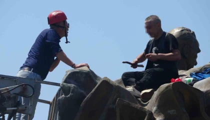 Anıtın tepesinde kulaklık takıp dans etti yanına kimseyi yaklaştırmadı