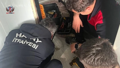 Antakyada profil demirine sıkışan kuş kurtarıldı