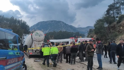 Antalya-Isparta karayolunda işçileri taşıyan minibüs ile beton mikseri çarpıştı: 7 ölü, 7 yaralı