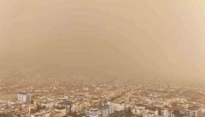 Antalya semaları kahverengiye büründü Sahra Çölü üzerinden gelen toz taşınımı çamur olup yağdı