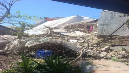 Antalyada 2 katlı kerpiç ev çöktü