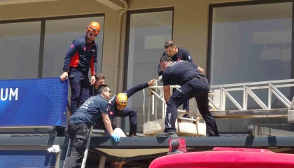 Antalyada 4. kattan tente üzerine düşen genç adam için seferber oldular