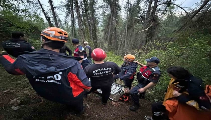 Antalyada 80 metrelik uçuruma yuvarlanan adam yaralı olarak kurtarıldı
