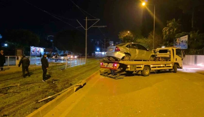Antalyada alkollü sürücü tramvay durağına daldı