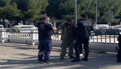 Antalyada alt geçit demirlerine çıkan genci polis ikna edip indirdi