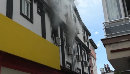 Antalyada apartman dairesindeki yangın korkuttu: 5 kişi tedbir amaçlı hastaneye götürüldü