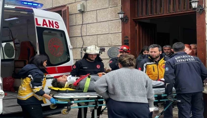 Antalyada depoya inmek isterken düşen genç yaralandı