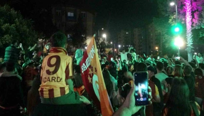 Antalyada derbi galibiyetini kutlayan bir taraftar bıçakla yaralandı
