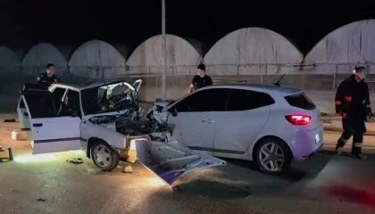 Antalyada iki otomobilin kafa kafaya çarpıştığı kaza kamerada: 1 ölü