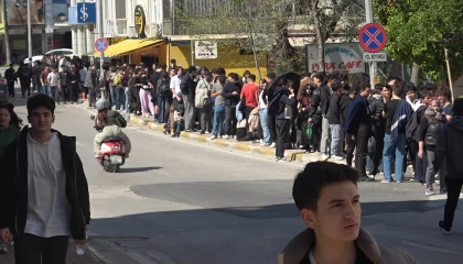 Antalyada indirimli ikinci el giyim mağazası açılışı yoğun ilgi nedeniyle izdihama dönüştü