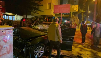 Antalyada kontrolden çıkan lüks otomobil duvara çarptı: 1 ölü