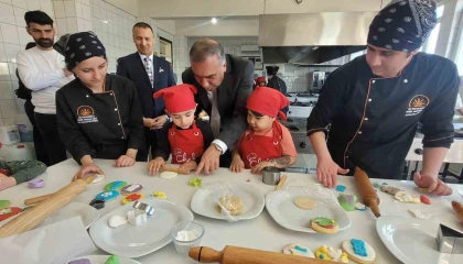 Antalyada minikler mutfağa girdi, renkli kurabiyeler ortaya çıktı