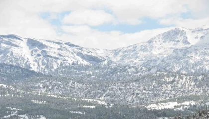 Antalyanın zirvelerinde Nisan ayında kar sürprizi