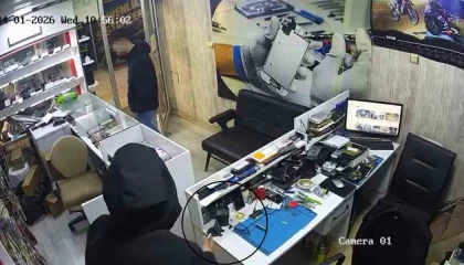 Arkadaşının ‘kamera var demesine aldırış etmeyen hırsız telefonu çaldı