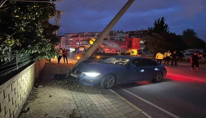 Aydınlatma direğine çarpan otomobilin sürücüsü yaralandı