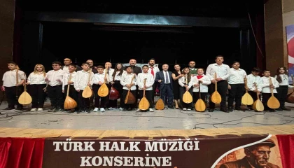 Bağlama kursiyerlerinden halk müziği konseri