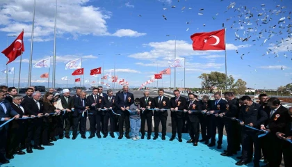 Bakan Uraloğlu: Eskiden hemzemin kavşakta hizmet veren sinyalizasyon sistemini devre dışı bırakarak trafiğin dur-kalk yapmaksızın akışını sağladık