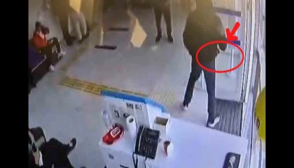 Banka şubesinde satırla gasp girişimi: Maskeli şüpheli kısa sürede yakalandı