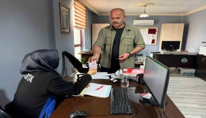 Başkan koruması bankamatikte bulduğu parayı zabıtaya teslim etti