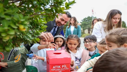 Başkan Vekili Çiçek miniklerle birlikte atık pil topladı