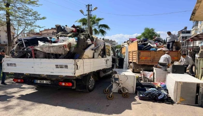 Belediye boşaltıyor, o dolduruyor: Daha önce 2 operasyonda 16 kamyon çöp çıkan evden 4 kamyon daha çöp çıktı