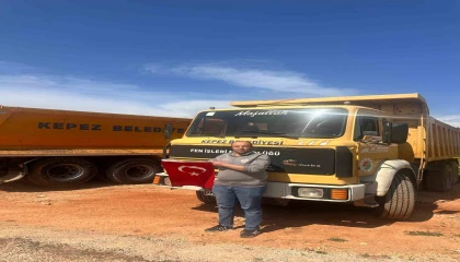 Belediye çalışanının bayrak hassasiyeti