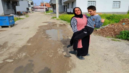 Belediye yolu yapmadı, engelli evladıyla perişan oldu