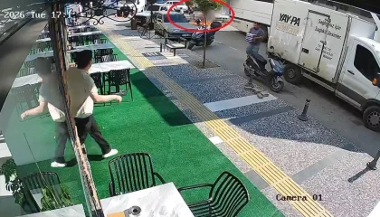 Bir anda patlayıp alev topuna dönen araçtan atlayıp canlarını zor kurtardılar