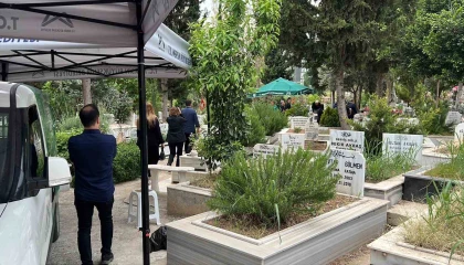 Boğazına çilek kaçarak hayatını kaybeden minik Mustafa Mersinde toprağa verildi