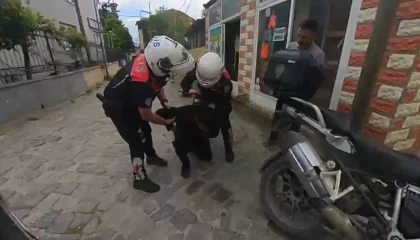 Boğazına şeker kaçan motorcuyu, polis Heimlich manevrasıyla kurtardı