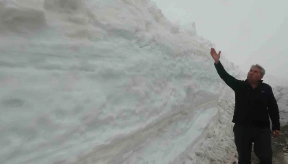 Burası ne Van ne Hakkari: Yaz şehri Mersinde kar 2 metreyi aştı