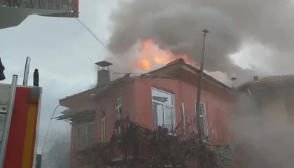 Burdurda çatı yangını ekiplerce söndürüldü