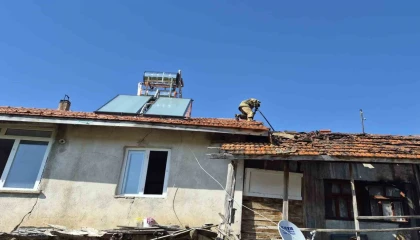 Burdurda çıkan yangında ev ve ahır zarar gördü