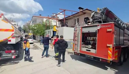 Burdurda evin bitişiğindeki depoda yangın korkuttu