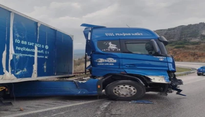 Burdurda kontrolden çıkan tır demir bariyerlere çarptı