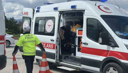 Burdurda otomobil ile motosiklet çarpıştı: 2 yaralı