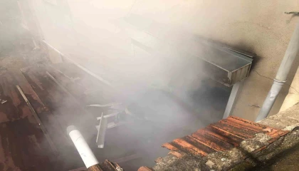 Burdurda yangında mahsur kalan 2 kadını ekipler kurtardı